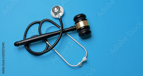 Foto Serious medical gavel and stethoscope representing ethical medicine law justice