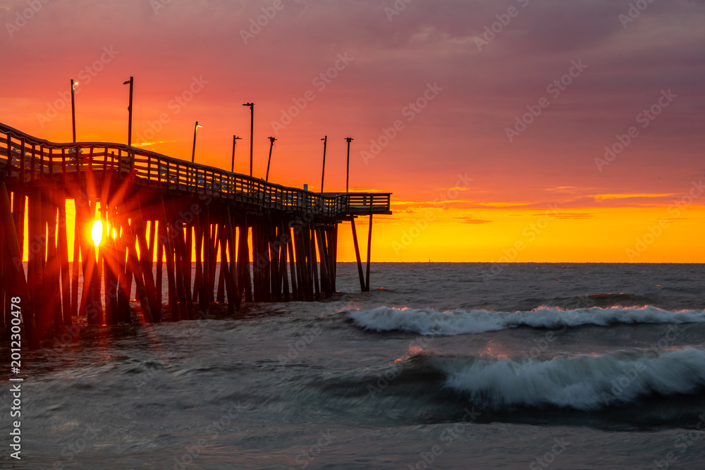 Fototapeta premium Sunrise at the Virginia Beach pier