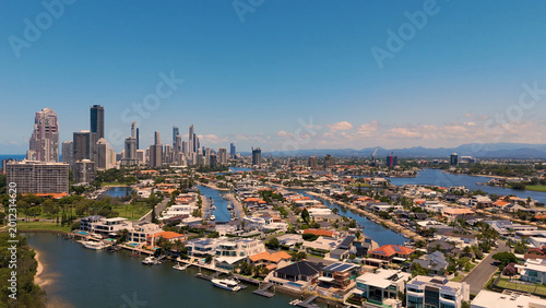 Foto Aerial View of Gold Coast Cityscape and Waterfront Residential Area