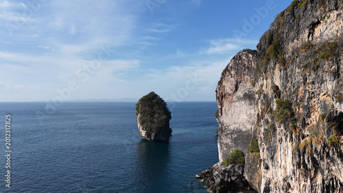 Fotografía Aerial View of Limestone Karst Cliffs and Ocean in Phi Phi Islands