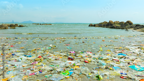 Photos Polluted beach with plastic waste and garbage washed up on the shore, environmen
