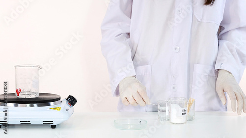 Foto Scientist Preparing Sodium Acetate for Crystallization Experiment in Laboratory