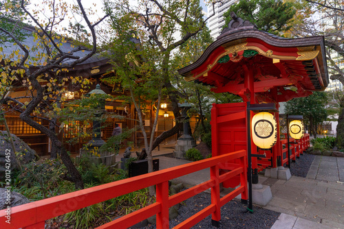 Φωτογραφία Red karamon gate decorated with the coat of arms of the Tokugawa shoguns in the
