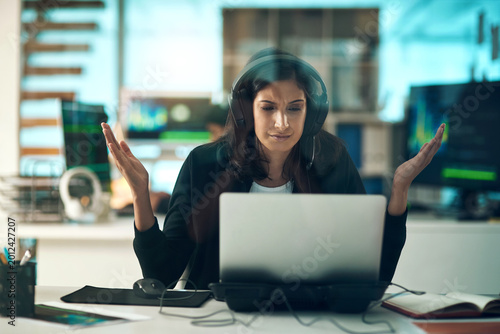 Foto Frustrated, woman and laptop with error for software issue, network crash or mistake in office