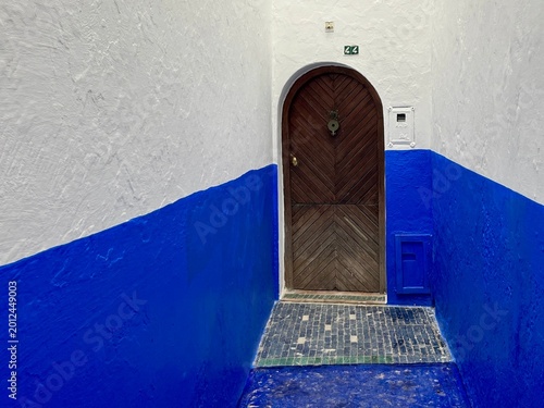 Ruelle typique à Tanger aux couleurs bleues – médina et ambiance marocaine