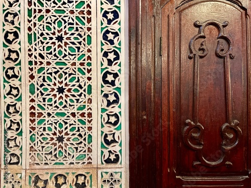 Faïence traditionnelle marocaine (zellige) et porte en bois – artisanat et patrimoine