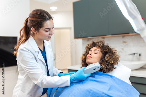 Obraz na plátně Beautician Performing Ultherapy On Patient