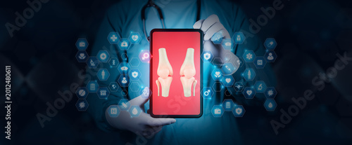 Foto Doctor holds a tablet