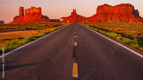 Cuadro en lienzo Red cliffs of Monument Valley in Utah, looking south on U