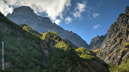 Slika na platnu The photo shows a beautiful view of the Caucasus Mountains and the gorges