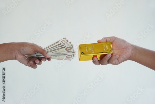 Photos Gold buying and selling transactions using dollars
