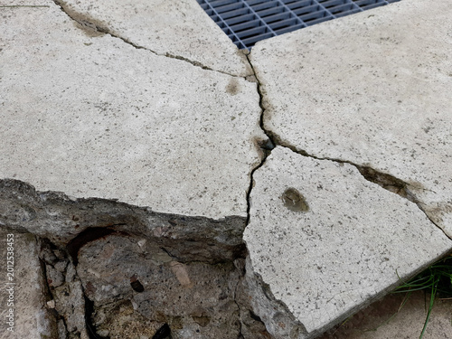 Tableau sur toile Crepa nel muro in cemento a seguito di un terremoto e scosse di assestamento
