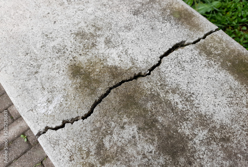 Foto Crepa nel muro in cemento a seguito di un terremoto e scosse di assestamento