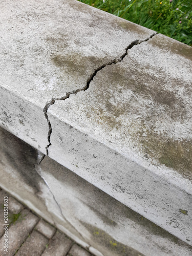 Fotografie Crepa nel muro in cemento a seguito di un terremoto e scosse di assestamento