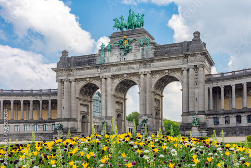 Fotografi Triumphal arch (Cinquantenaire arcade) in Jubelpark in spring, Brussels, Belgium