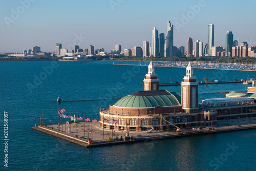 Cuadro en lienzo Aerial view of the skyscraper skyline of Chicago, Illinois, USA, with the backdrop of Lake Michigan and the Navy Pier