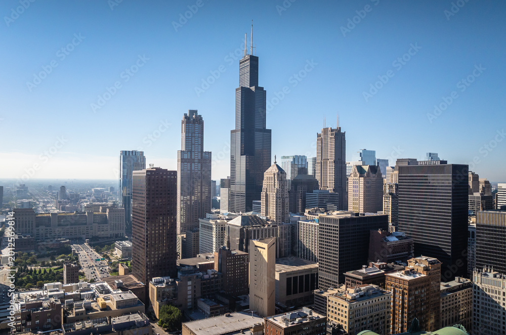 Fototapeta premium Aerial view of the urban skyline of Chicago, Illinois, USA, showcasing the towering buildings.