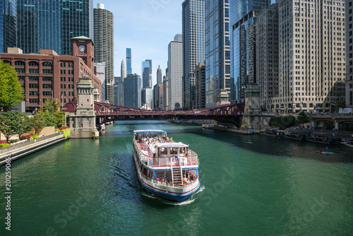 Foto The skyline and bridge scenery of the tall buildings in the canal city of Chicag