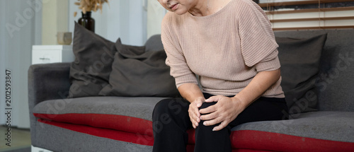 Foto Elderly woman suffering from knee pain osteoarthritis