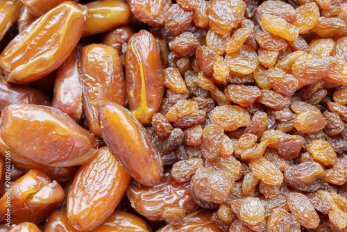 Photos Close up photo of organic dates and raisins, selective focus.