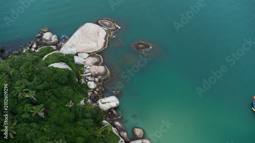 Konstfotografi vista aerea drone litoral costa florianopolis brasil mar natureza