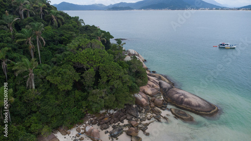 Foto vista aerea drone litoral costa florianopolis brasil mar natureza