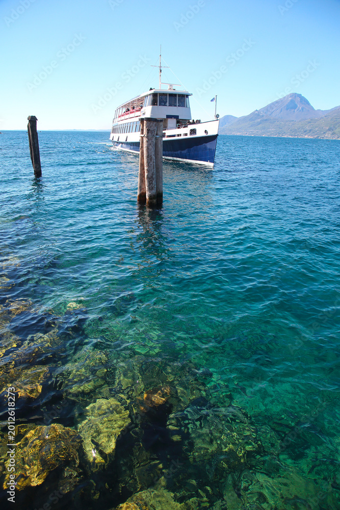 Fototapeta premium Ship on the lake Garda