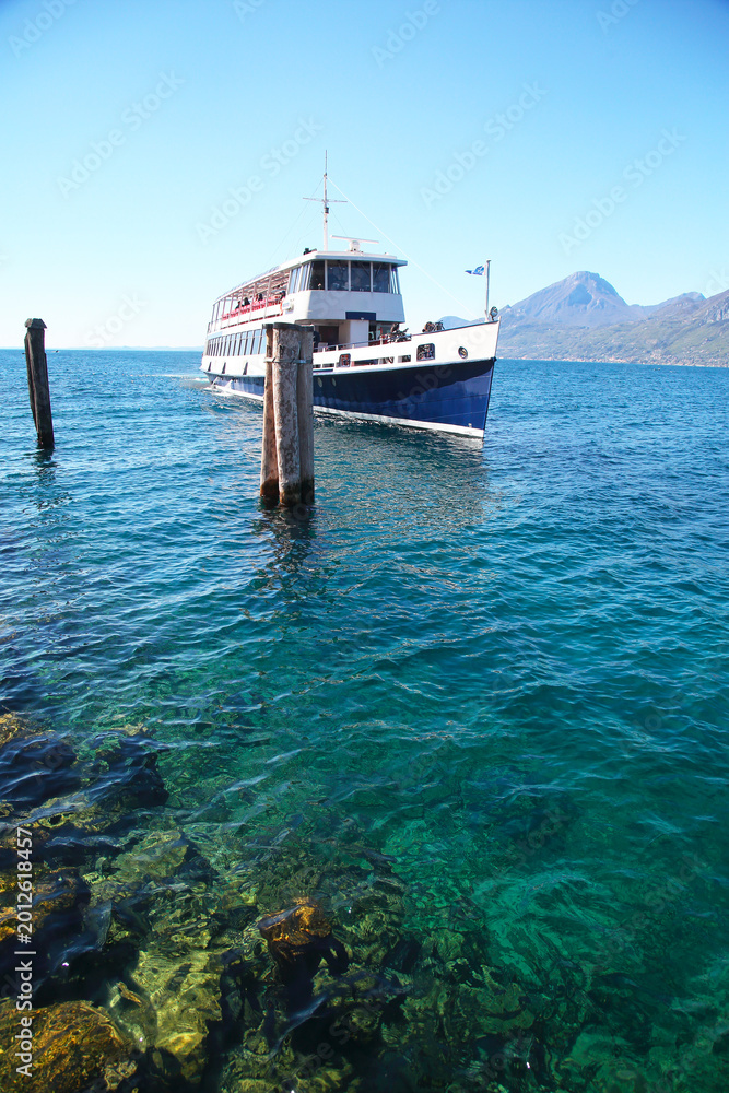 Fototapeta premium Ship on the lake Garda