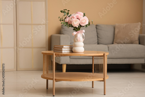 Elegant pink ranunculus bou...