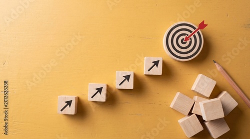 Cuadro en lienzo Wooden blocks form an ascending staircase towards a target, symbolizing career growth and success