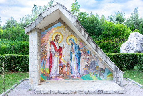Foto Mosaic of the Wedding at Cana, the Second Luminous Mystery of the Rosary – Sanctuary of the Queen of Peace, Medjugorje, Bosnia and Herzegovina