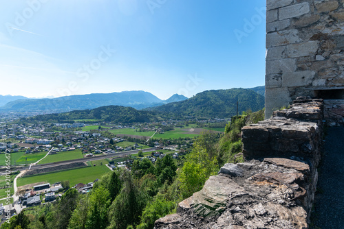 Schilderij op canvas Tipico paesaggio primaverile carinziano visto dall'alto del Castello di Landskro