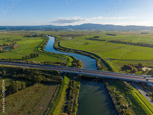 Fotografie A road bridge crossing the Kaituna River in the rural landscape of the Western Bay of Plenty, New Zealand