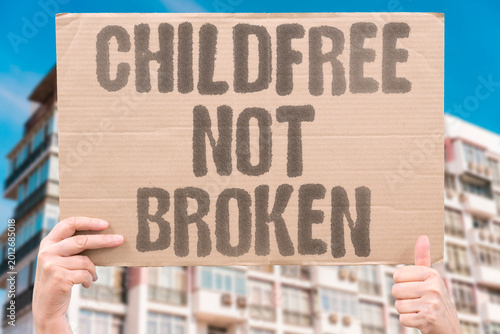 Schilderij op canvas "Childfree Not Broken" Adults choosing not to have children face persistent social stigma and judgment