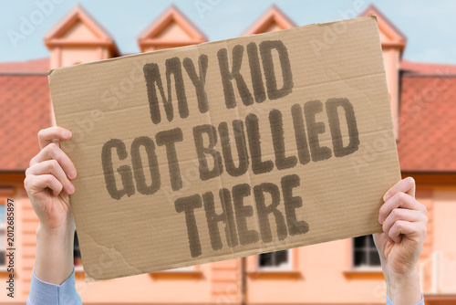 Fotografía "My Kid Got Bullied There" Parental discovery of child peer harassment triggers urgent protective responses