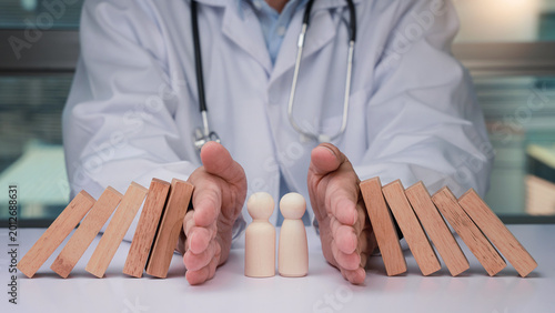 Foto Caring doctor provides secure healthcare and protective insurance campaign stopp