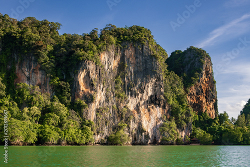 Fotografía Spectacular golden sunset over the limestone cliffs of Railay West Beach in Krab