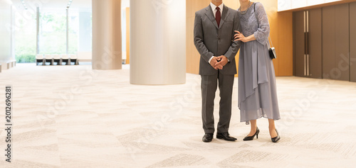 Billede på lærred ホールの前に立つフォーマルな中高年夫婦