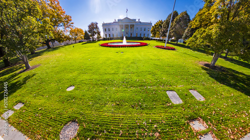 Bild auf Leinwand Autumn day at the White House with fountain and green lawn