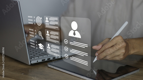 Foto HR and recruitment concept focusing on digital candidate screening using a laptop and tablet