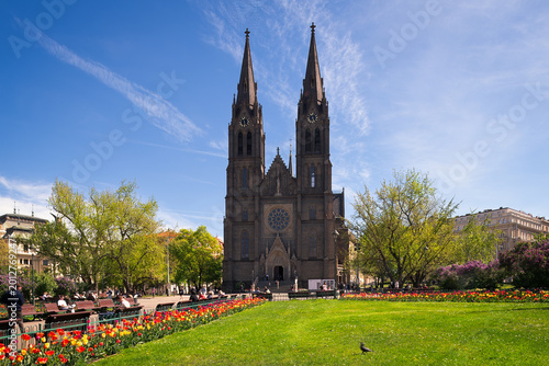 Quadro su tela Blick auf die Basilika St. Ludmilla im Prager Stadtteil Vinohrady