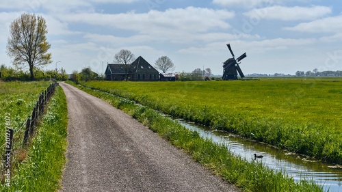 Foto Dutch Countryside Landscape With Traditional Windmill Farmhouse And Canal In Spa