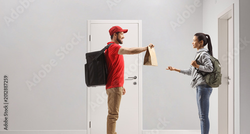 Fotografija Man delivering food