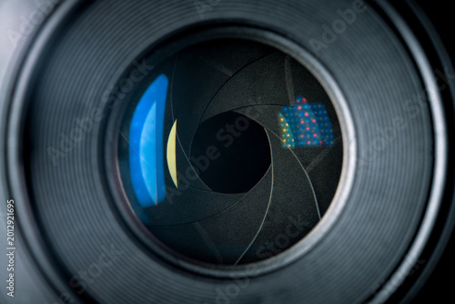 Cuadro en lienzo 50mm camera lens with aperture blades and light reflections on the glass