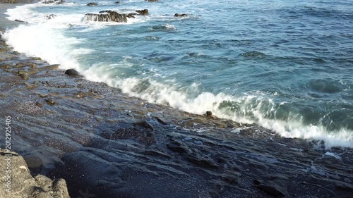 城ヶ島の海と波が打ち寄せる磯の風景