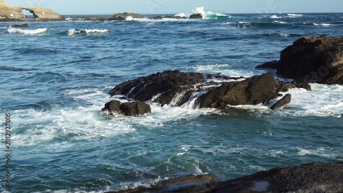 城ヶ島の海と波が打ち寄せる磯の風景