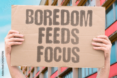 Foto "Boredom Feeds Focus" Tolerating unstructured mental downtime is essential for rebuilding sustained deep concentration capacity