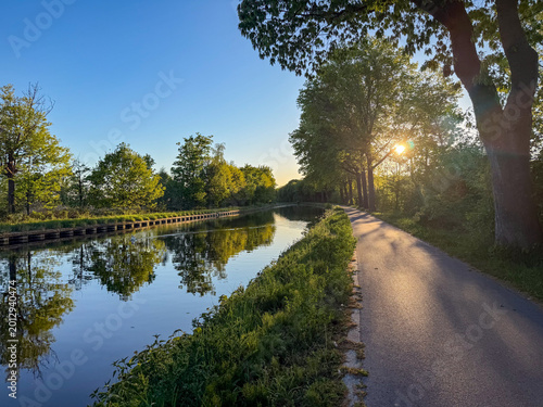 Photos Peaceful canal towpath at golden hour sunset in Rijkevorsel, België with walking