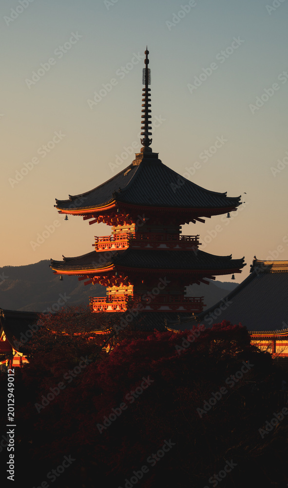 Obraz premium Kiyomizudera Three Storey Pagoda Silhouette Golden Sunset Sky Kyoto Japan