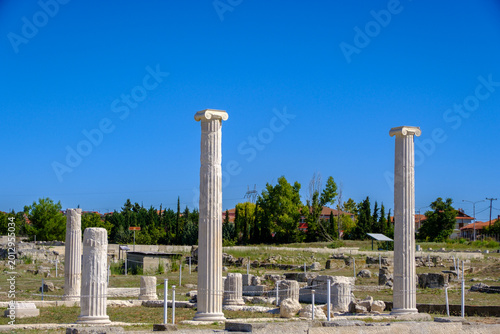 Obraz na plátně Ancient columns at archaeological site of Pella in Greece